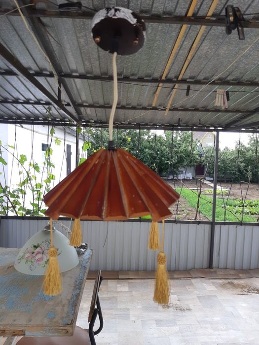 Продам люстры светильники.