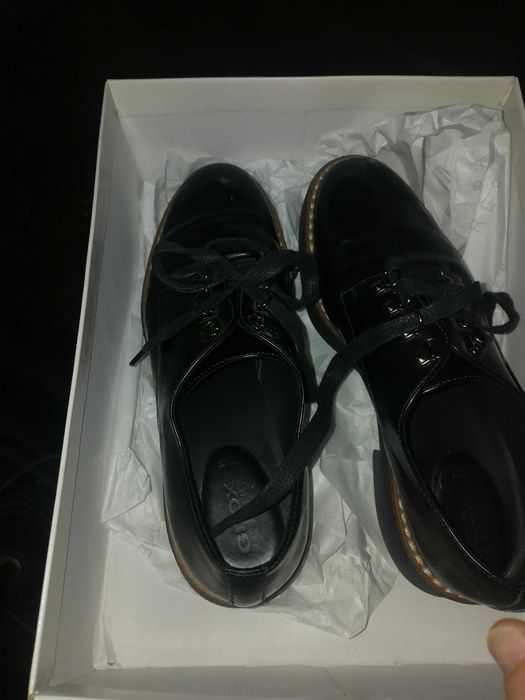 Продава обувки  40 номер.