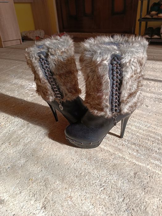 Cizme cu blăniță DEOSEBITE 70lei