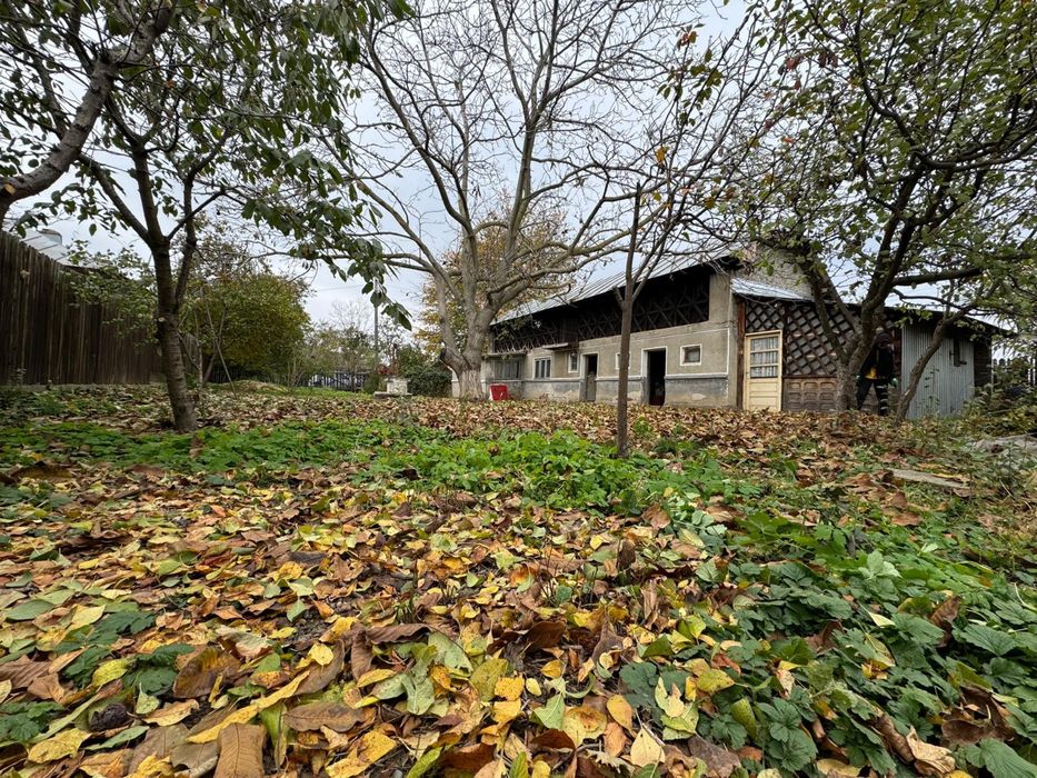 Teren intravilan cu casa veche de vanzare