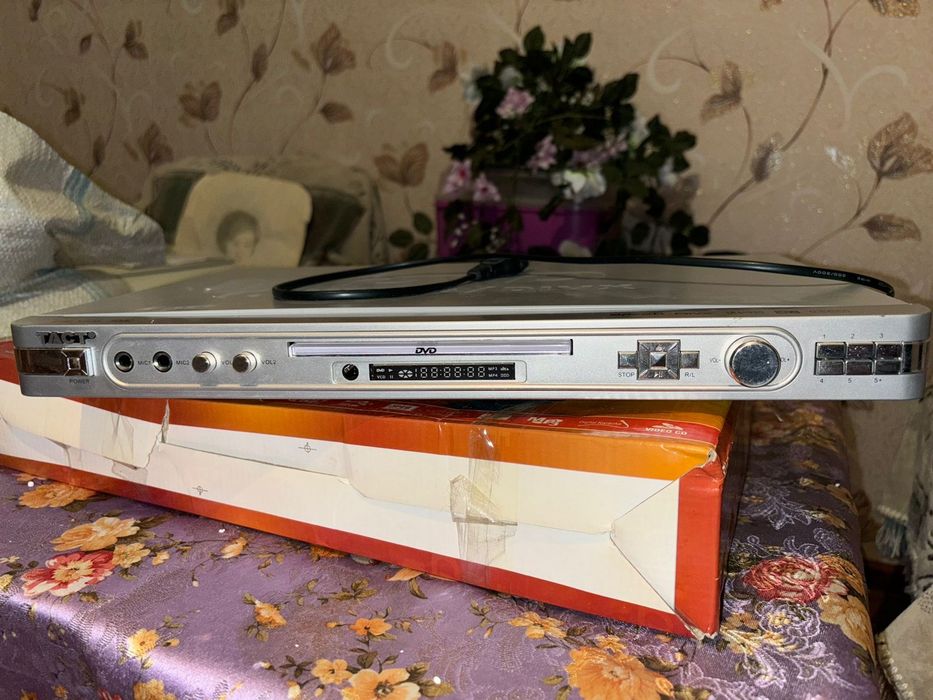 видеомагнитофон кассетный,dvd