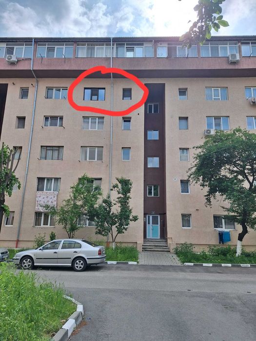 Vand garsoniera pe strada dr. Hacman la etaj intermediar