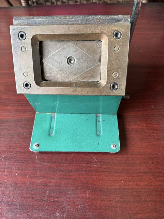 Вырубщик для визиток и пригласительных в хорошем состоянии Рабочий