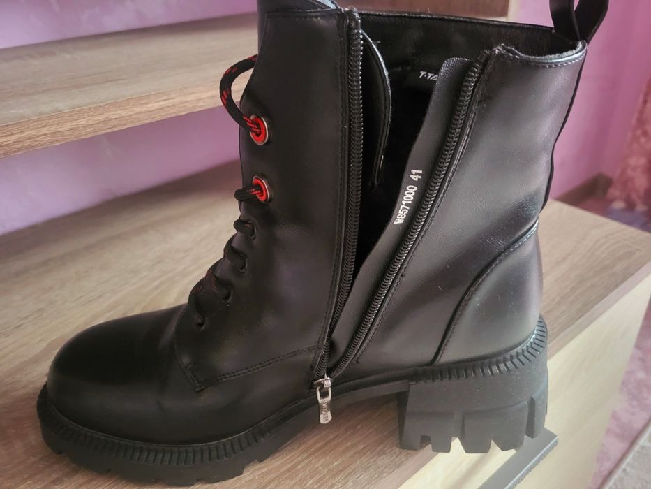 Продаются женские ботинки