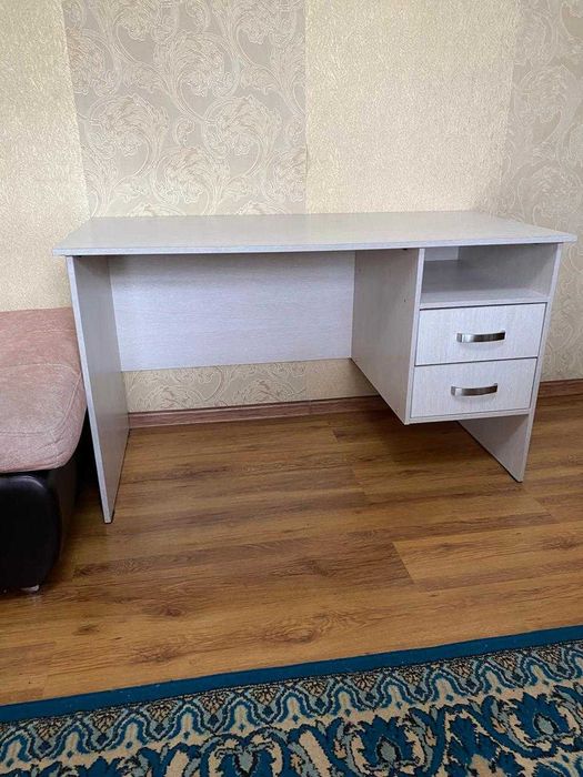 Стол письменный . Однотумбовый  с ящиками