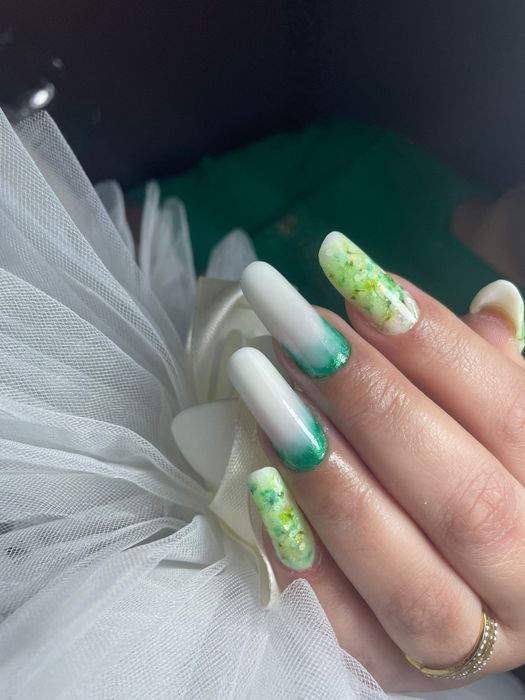 Realizez manichiură gel și semi