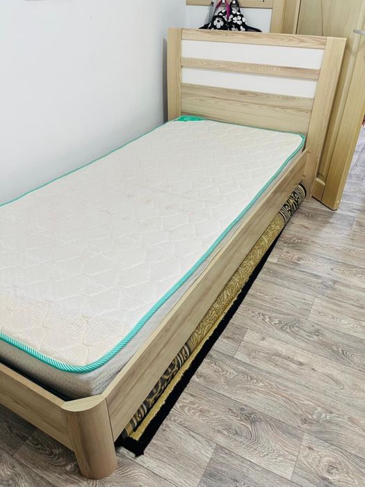 Продам кровать с матрасом