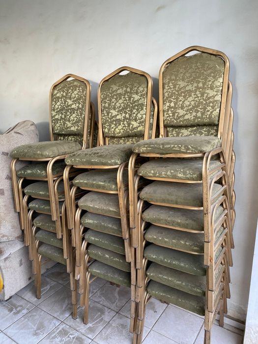 Продаются стулья.