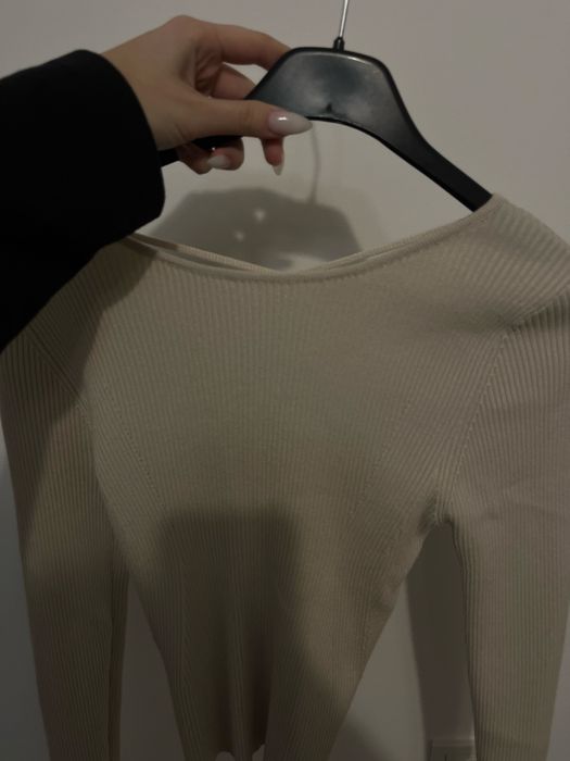 Бежова блуза с гол гръб