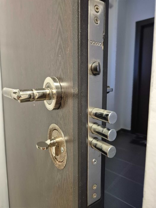 Ușă metalică cu toc- finisaj wenge, complet echipată