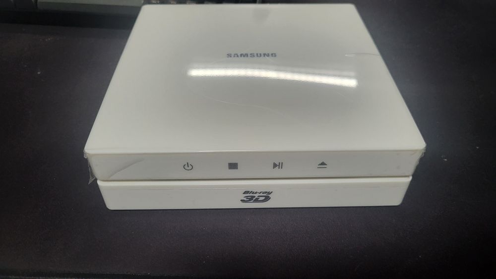 Компактный 3D Blu-ray плеер Samsung BD-ES6000
