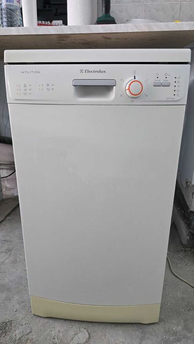 Свободностояща съдомиялна машина Electrolux.