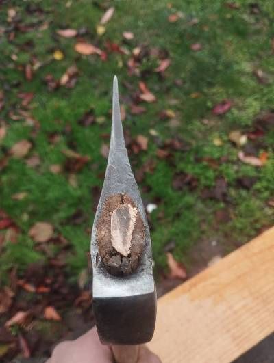 Стара брадва с маркировка