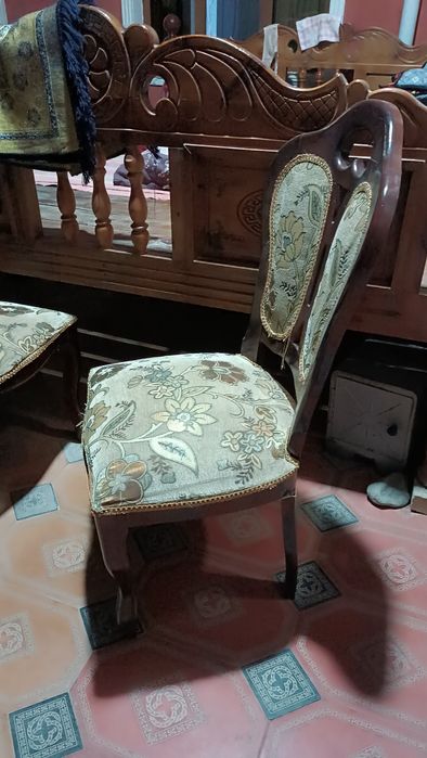 Стол со стульями.