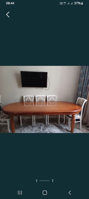 Стол в гостиной.