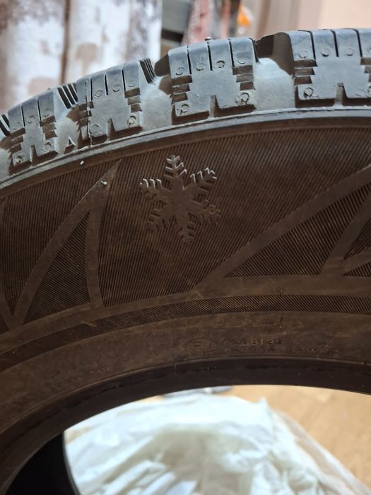 Продам компоект . Зимних шины . Шипованные