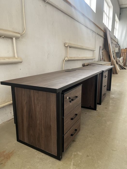 Стол офисный с тумбой