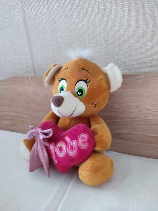 Плюшена играчка меченце със сърчице - 20см