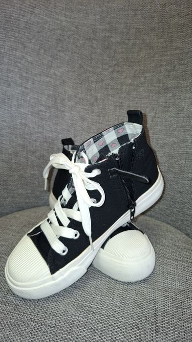 Lot teniși, pt fete,cu adeziv si șiret,in stare foarte buna