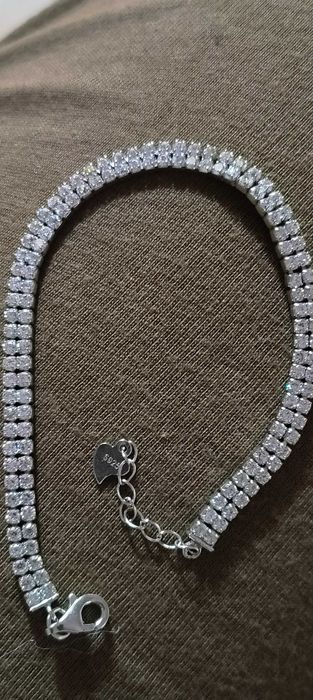 Дамска сребърна гривна с циркони