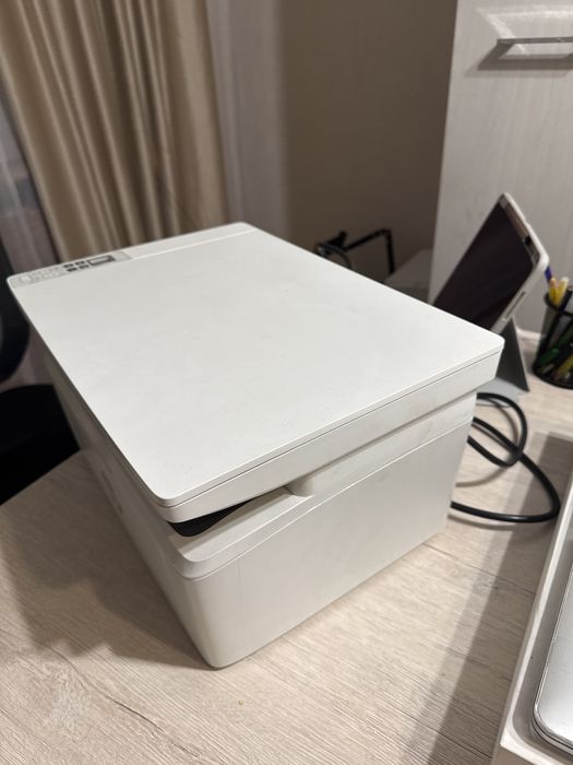 Принтер сканер белосерого цвета