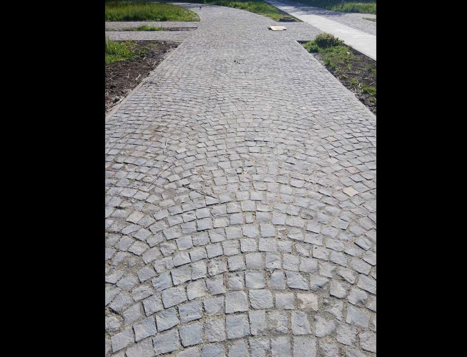 Piatră cubică naturală pentru amenajări rustice și premium