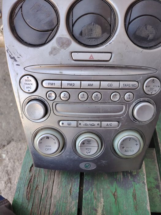 Vând panou control cu radio cd  Mazda 6 an 2006