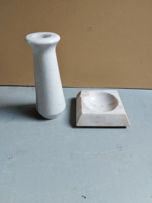 Малка вазичка и пепелник отбял мрамор