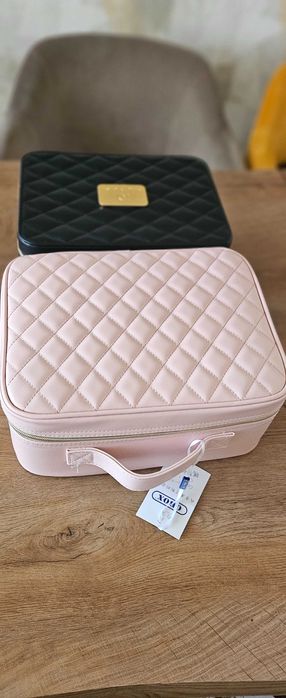 Куфарче за грим с огледало и светлина