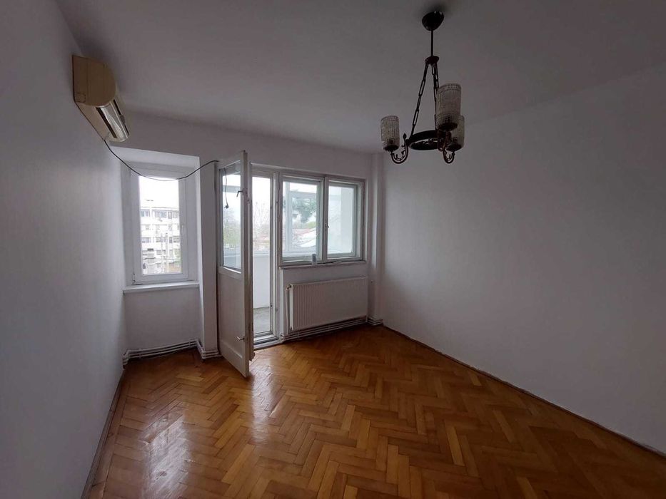 Vând apartament cu trei camere, semidecomandat, strada General Eremia Grigorescu (Gării).