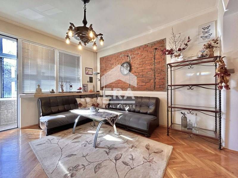 Дава се под наем Тристаен апартамент в София, Център - 70 кв.м за 700 € - Снимка #1