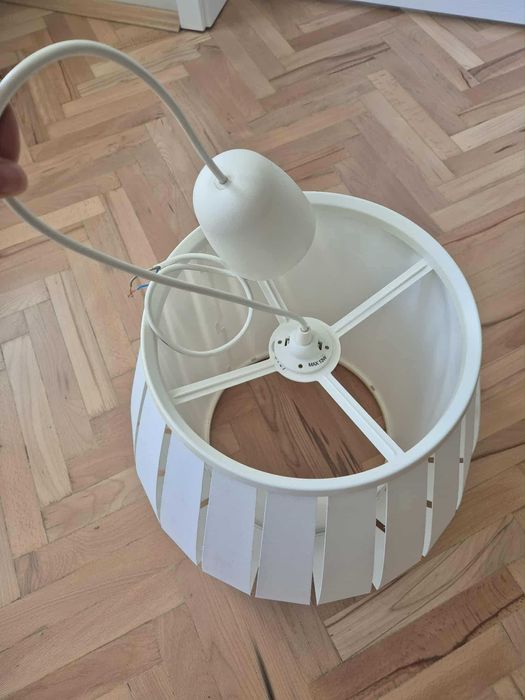 Неразличима от нова висяща лампа икеа с голяма лед крушка