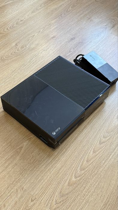 Xbox One + Alimentator cu Mic Defect!