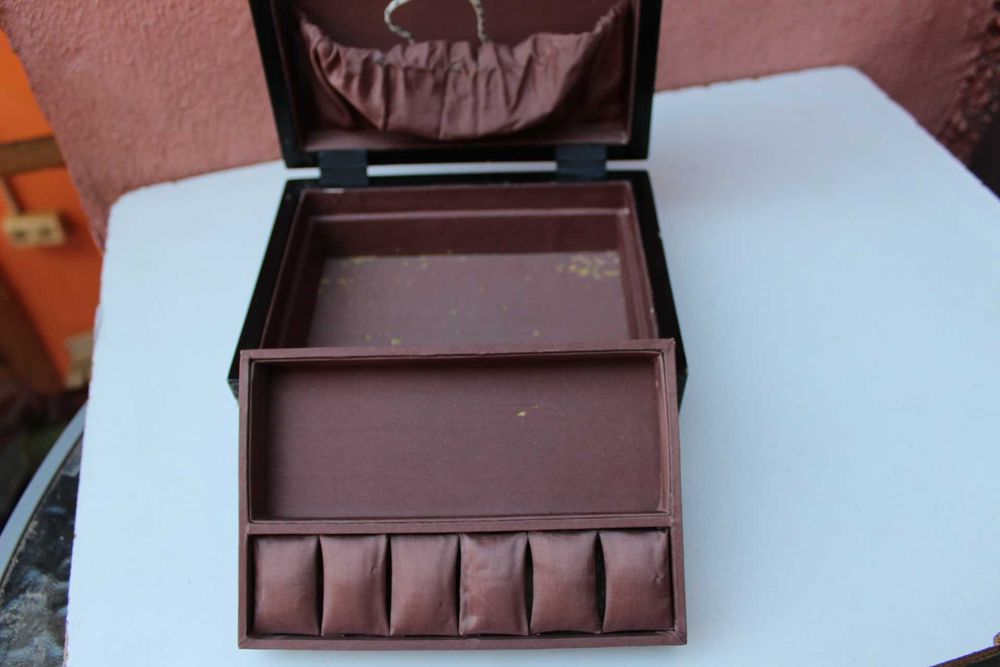 Cutie bijuterii CHINA, LAQUER, lac pe lemn si JAD / QUARTZ