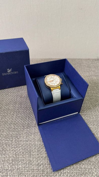 Продам Часы Swarovski