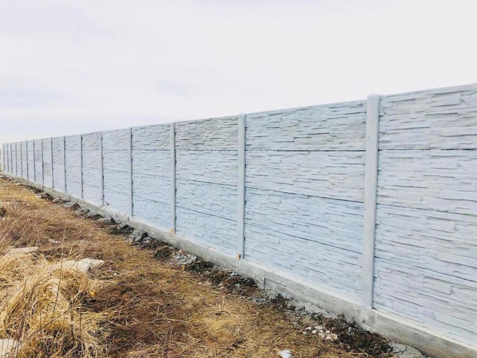 Garduri din stâlpi și placi beton de vânzare