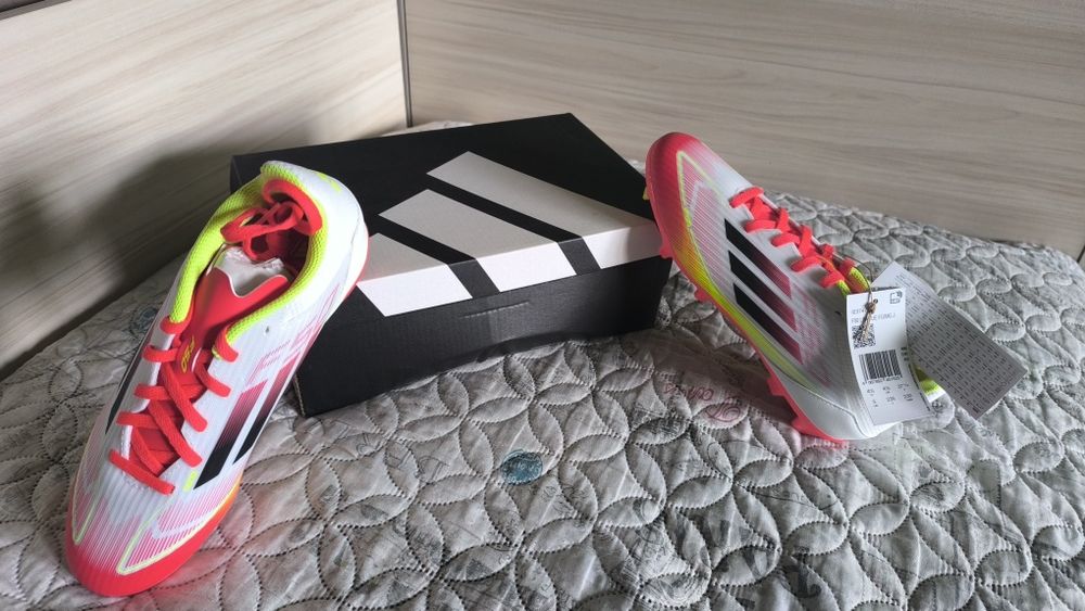 Чисто нови футболни обувки 37 1/3