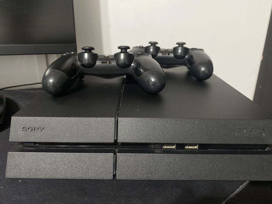 Ps4 cu două manete funcțional