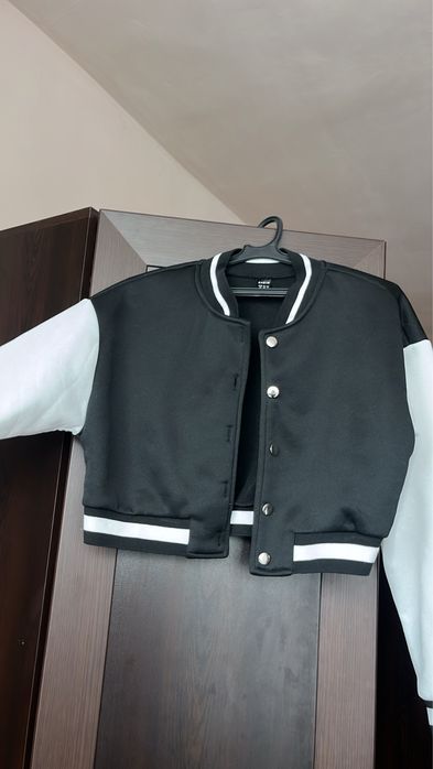 Късо черно-бяло яке