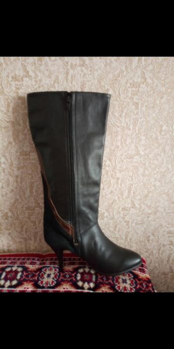 Продам новые женские  сапоги.