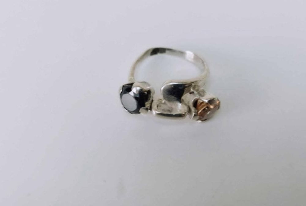 Vechi inel din argint de 925 cu pietre de culoare cognac si negru