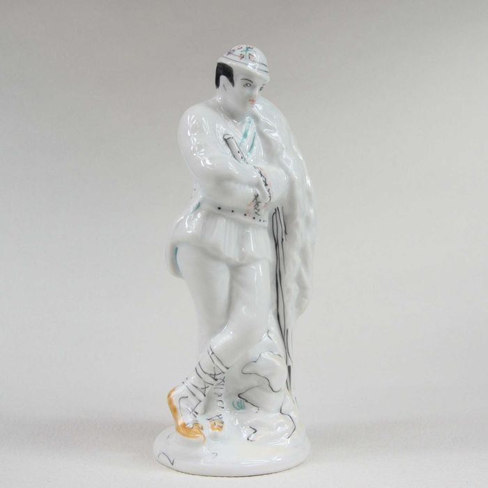 Bibelou  statueta portelan ciobanasul/taran, ARPO Curtea de Arges, vin