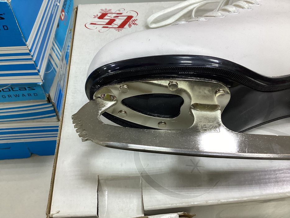 Коньки фигурные фирмы ССМ .