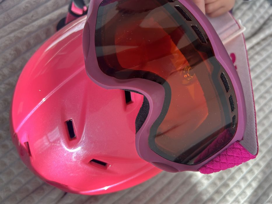 Детска каска и очила за ски за момиче