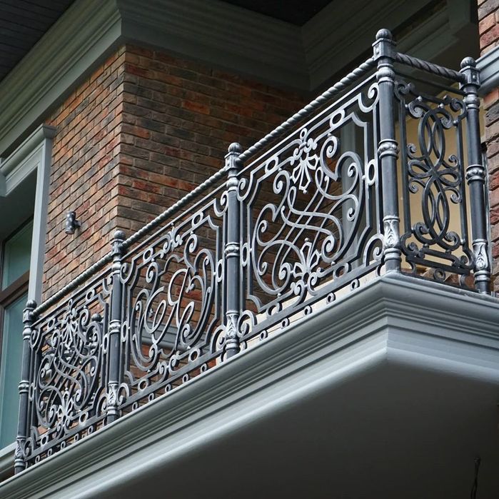 Дарвоза, решётка, перилалар ва козероглар