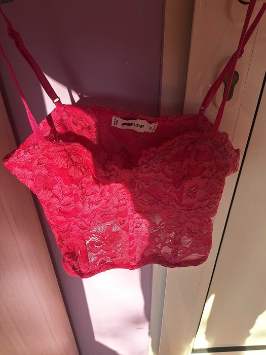 Дамски топ с дантела