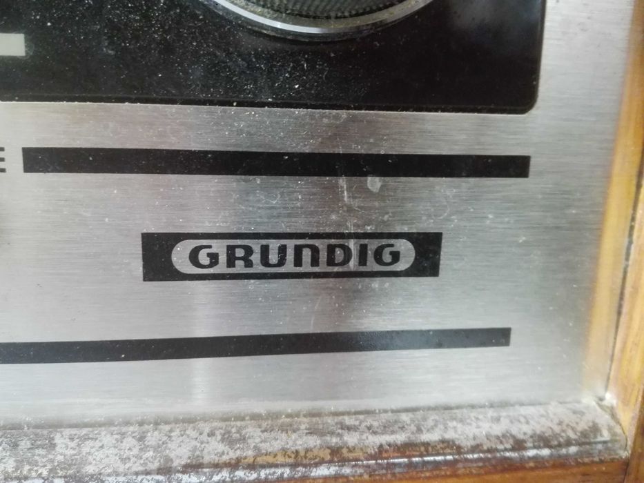 Старо радио GRUNDIG , фотоапарат AGFA и италиянска ваза .