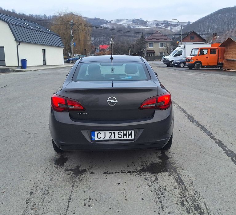Opel Astra J Notchback (2014) – 1.6 Benzină