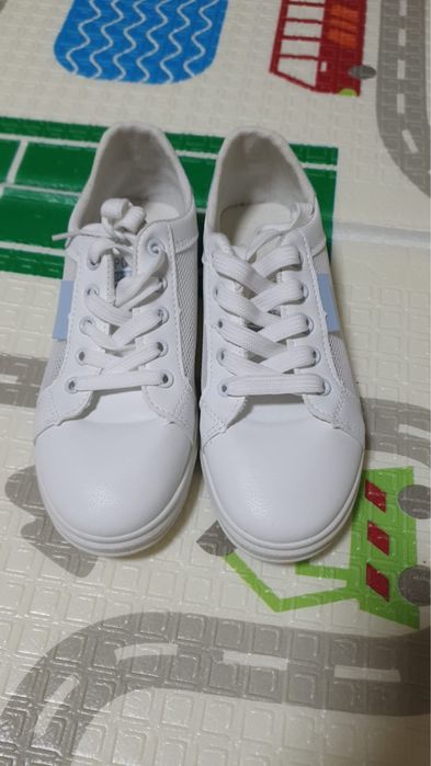 Женскте кроссовки