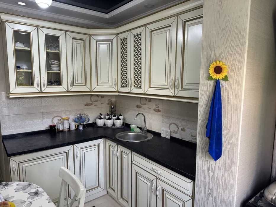 Продаётся 4/4/4 (переделанная в 3-х) на м.Ойбек, ул. Саид Барака